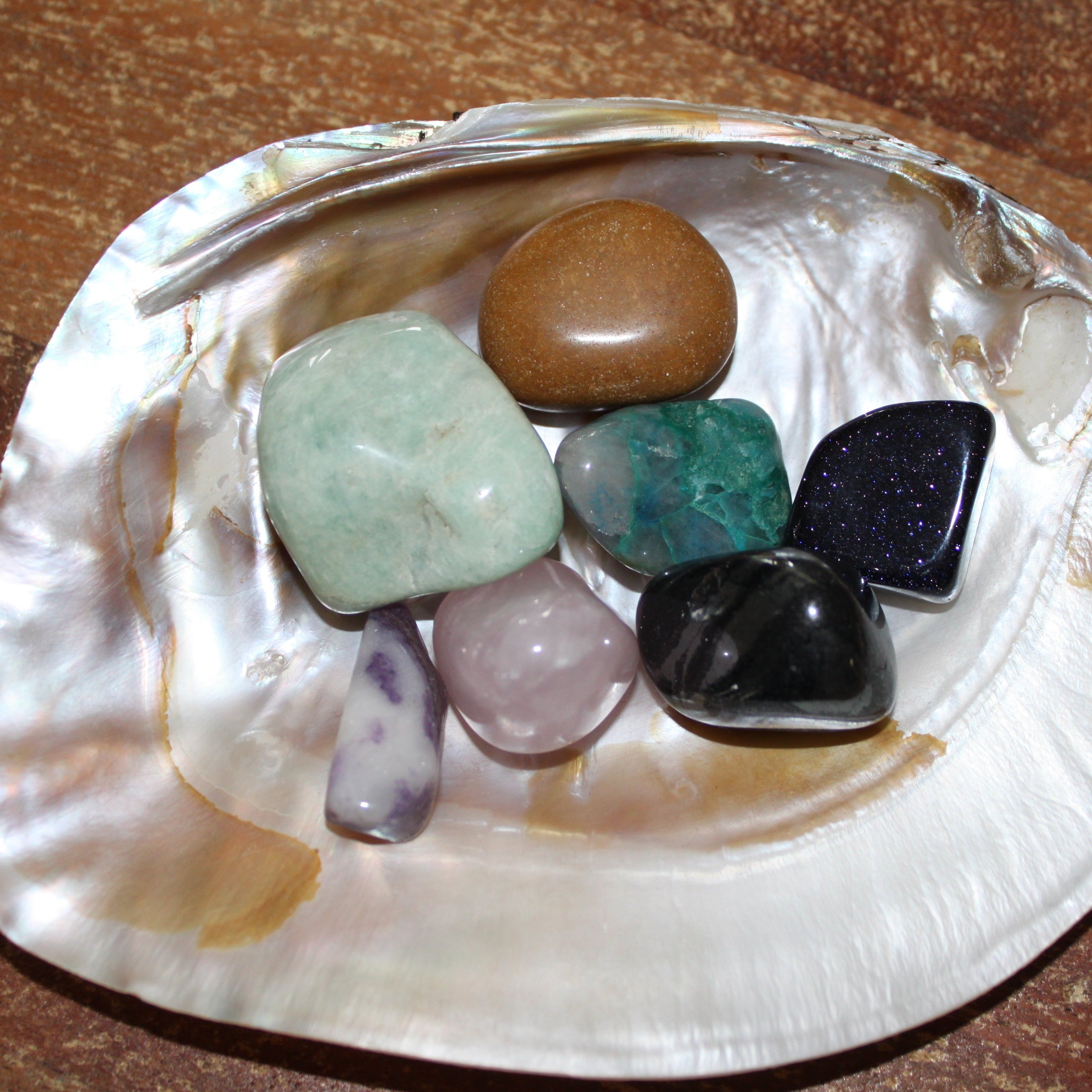 Trommelstenen in Abalone schelp | Marga Jacobs