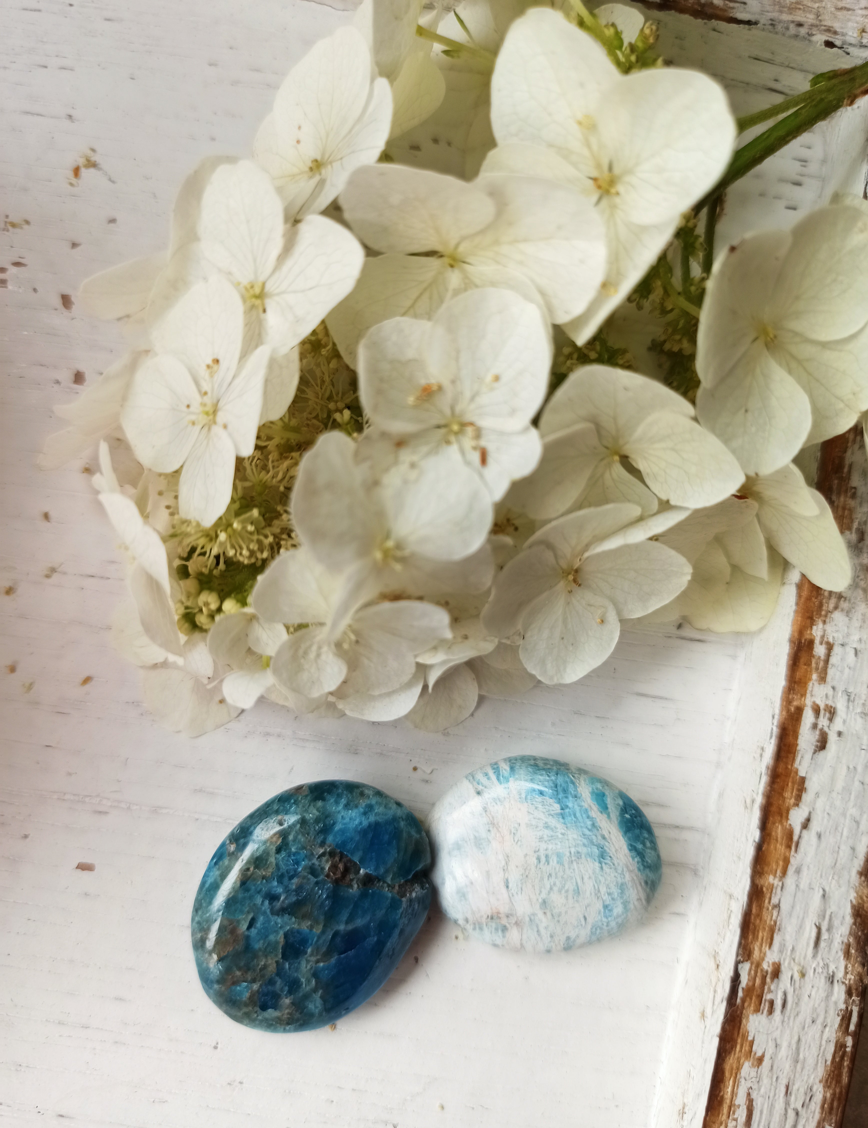 Blauwe Apatiet handstenen | Marga Jacobs