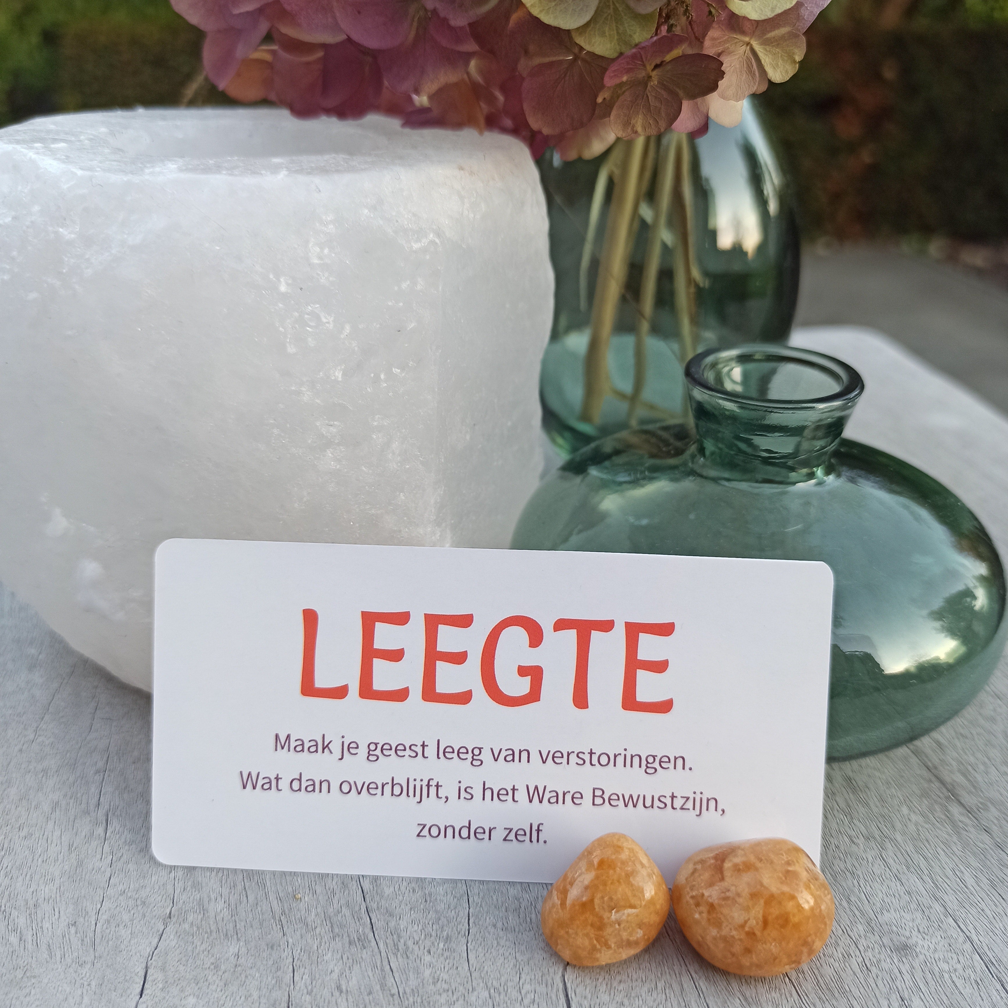 Gele apatiet trommelstenen tegen een wijsheidskaartje
