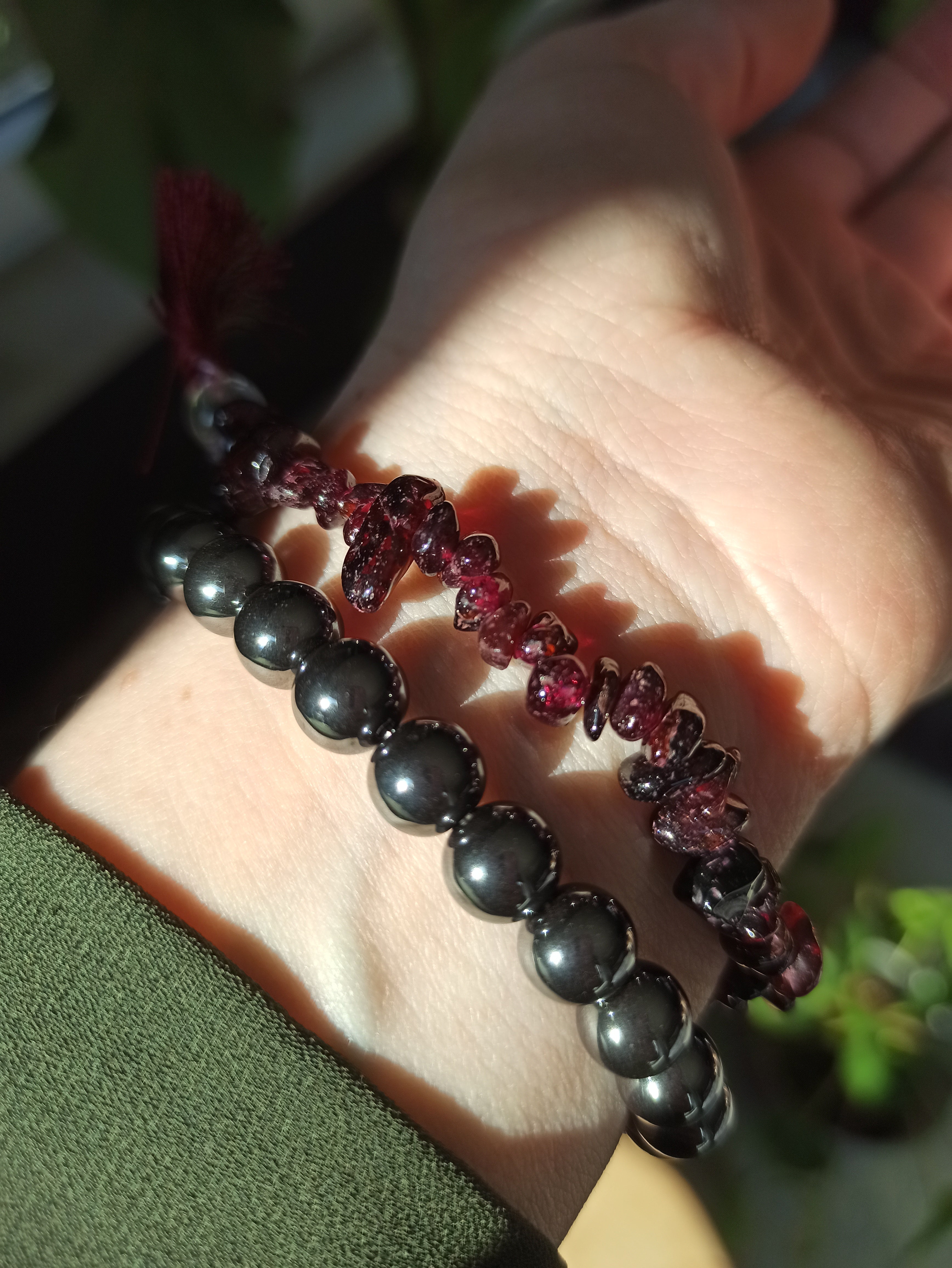 Granaat edelsteen armband split met flosje | Marga Jacobs