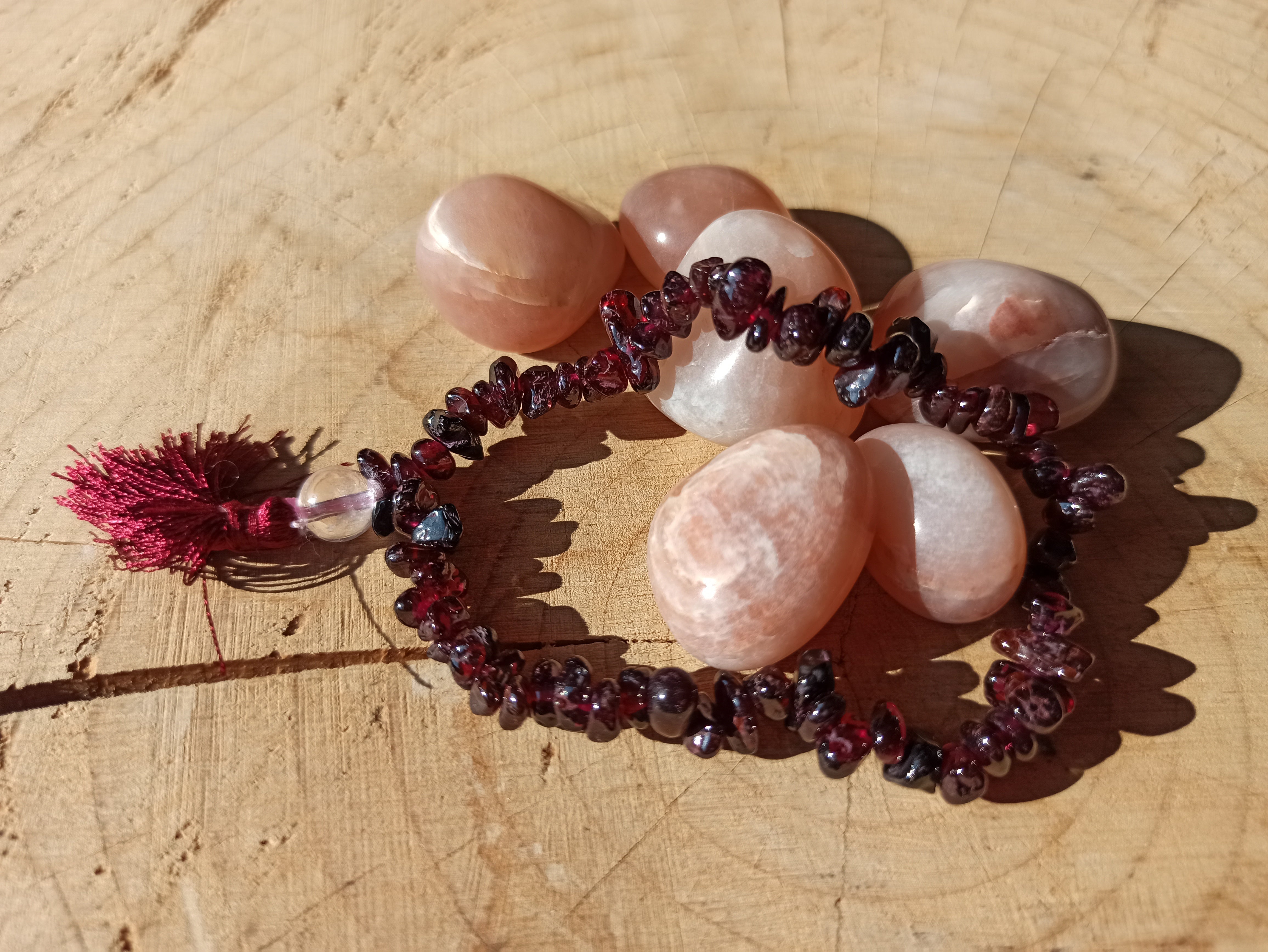 Granaat edelsteen armband split met flosje | Marga Jacobs