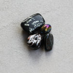 Quantum Quattro, Porphyriet, Sardonyx en Regenboog titanium aura trommelstenen | Marga Jacobs