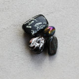 Quantum Quattro, Porphyriet, Sardonyx en Regenboog titanium aura trommelstenen | Marga Jacobs