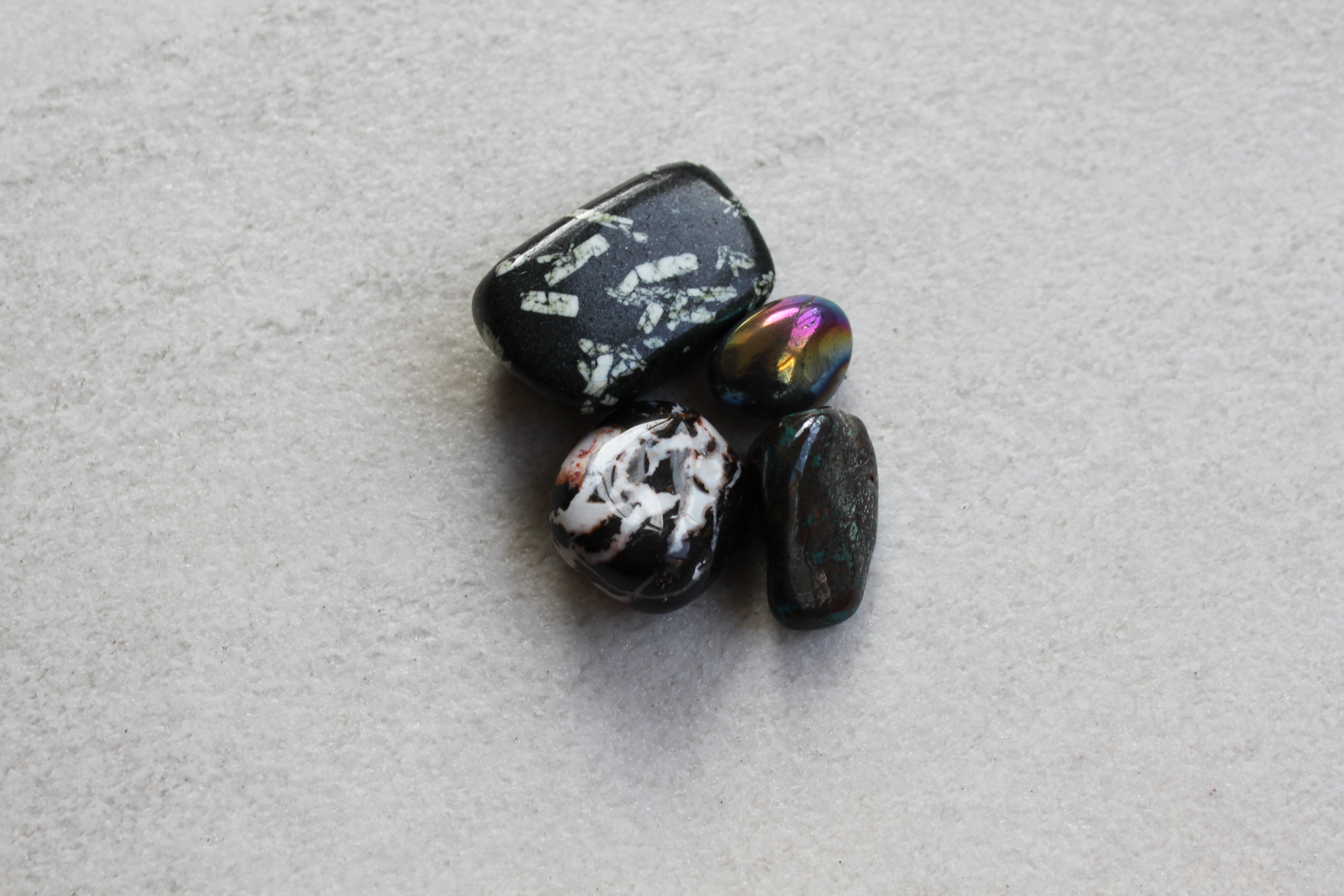 Quantum Quattro, Porphyriet, Sardonyx en Regenboog titanium aura trommelstenen | Marga Jacobs
