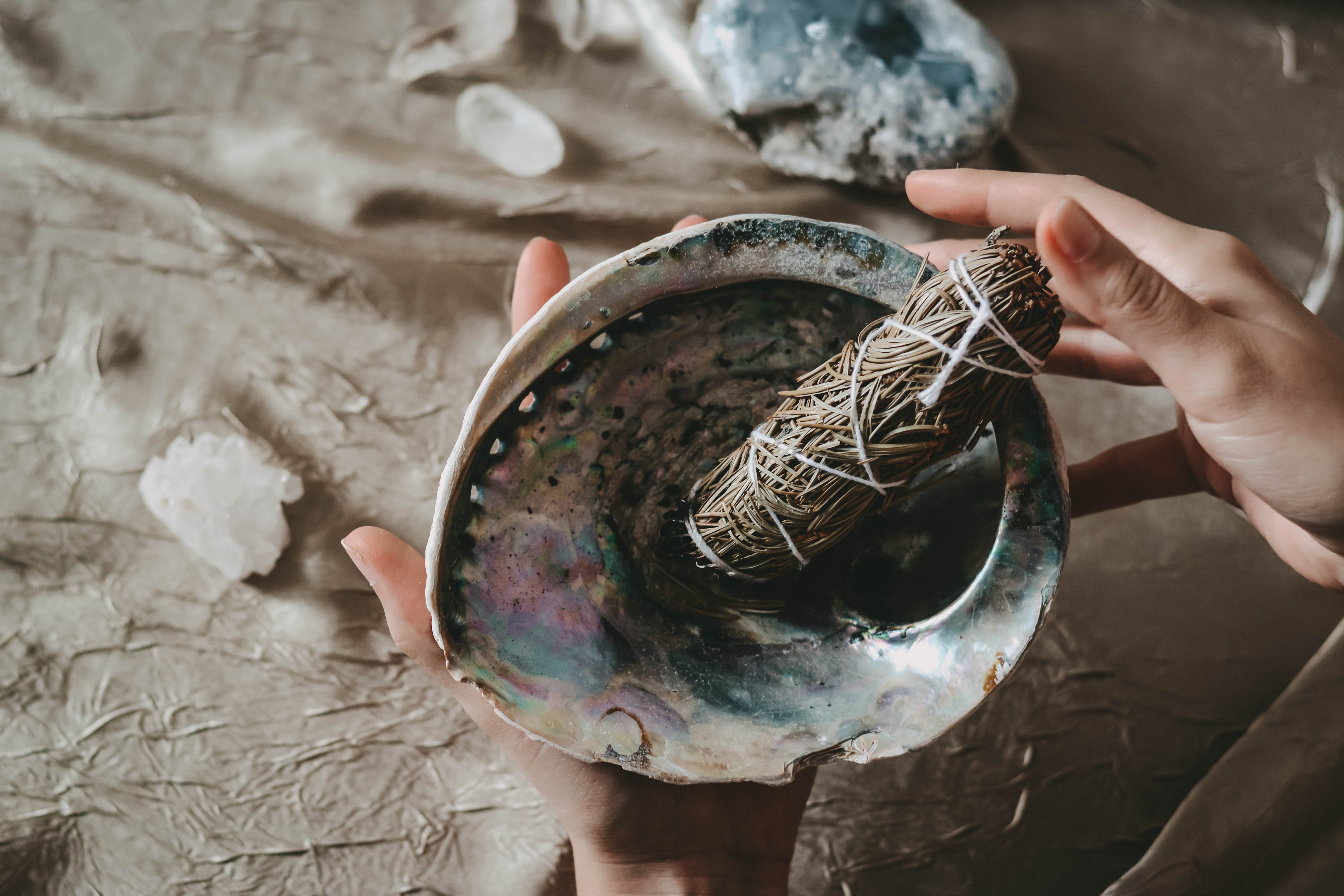 Witte salie met lavendel smudge sticks | Marga Jacobs