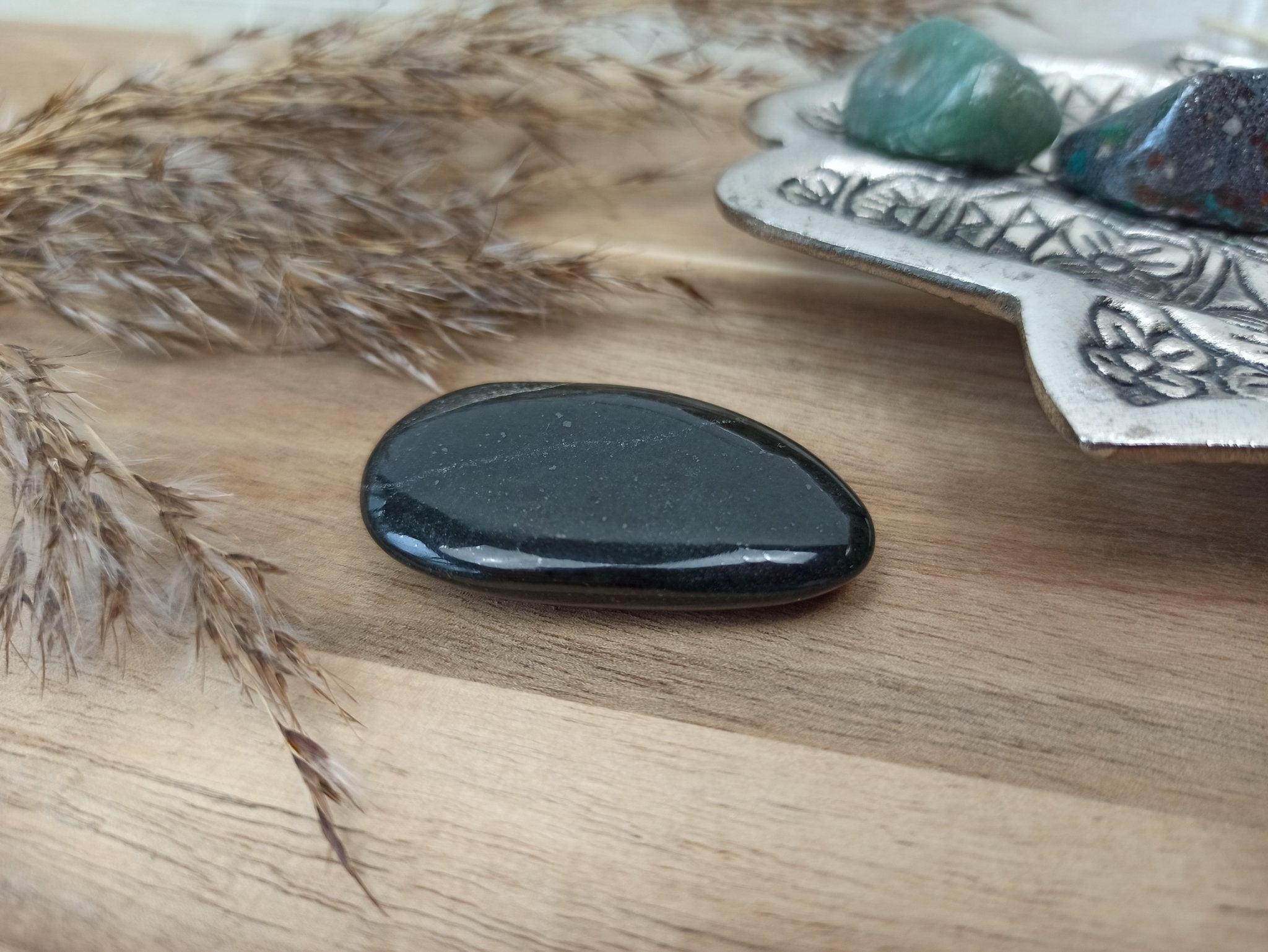 Aegirien handstenen – curated crystal by Marga Jacobs | rust, symboliek en intuïtieve zelfzorg