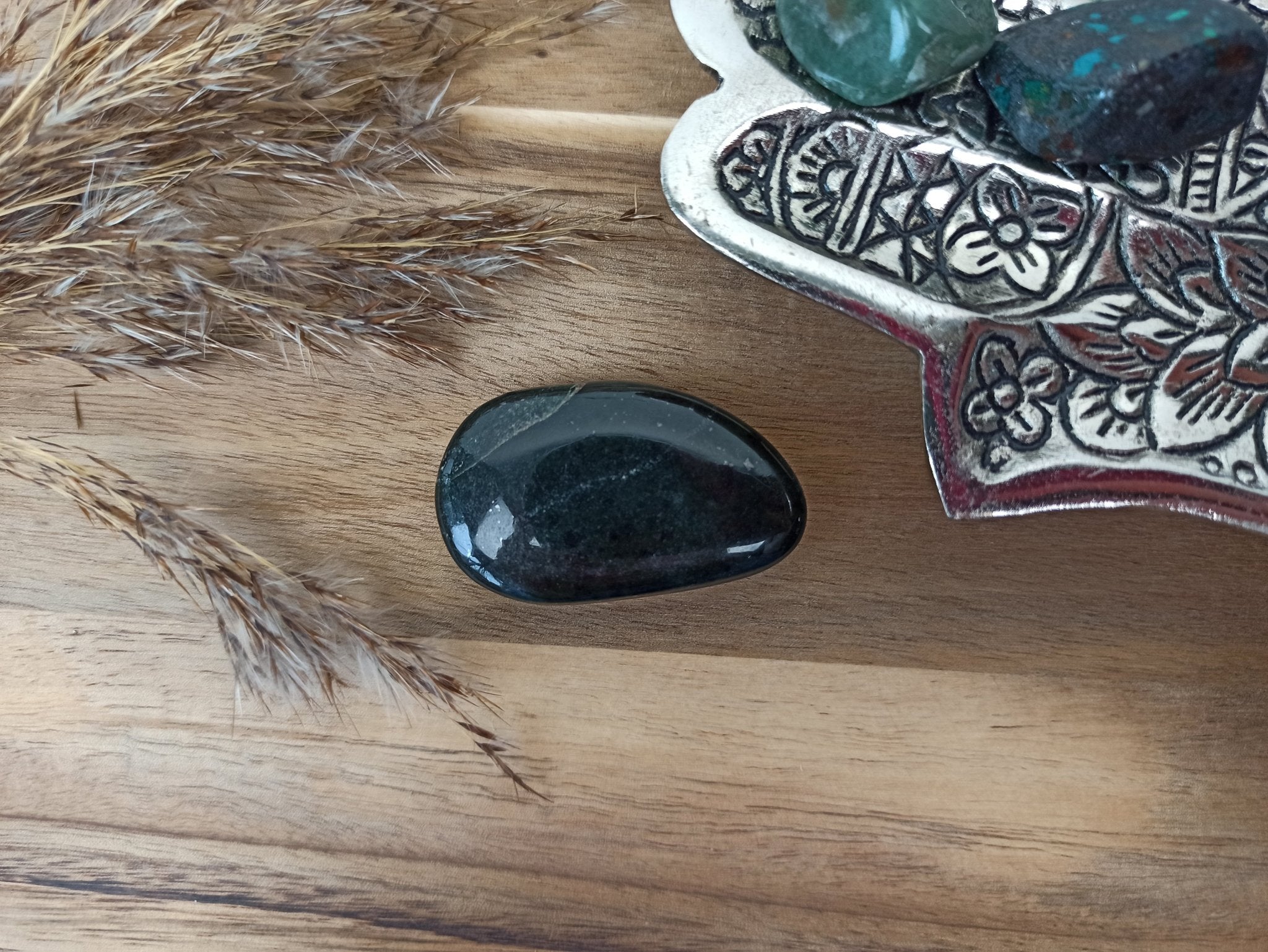 Aegirien handstenen – curated crystal by Marga Jacobs | rust, symboliek en intuïtieve zelfzorg