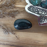 Aegirien handstenen – curated crystal by Marga Jacobs | rust, symboliek en intuïtieve zelfzorg