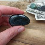 Aegirien handstenen – curated crystal by Marga Jacobs | rust, symboliek en intuïtieve zelfzorg