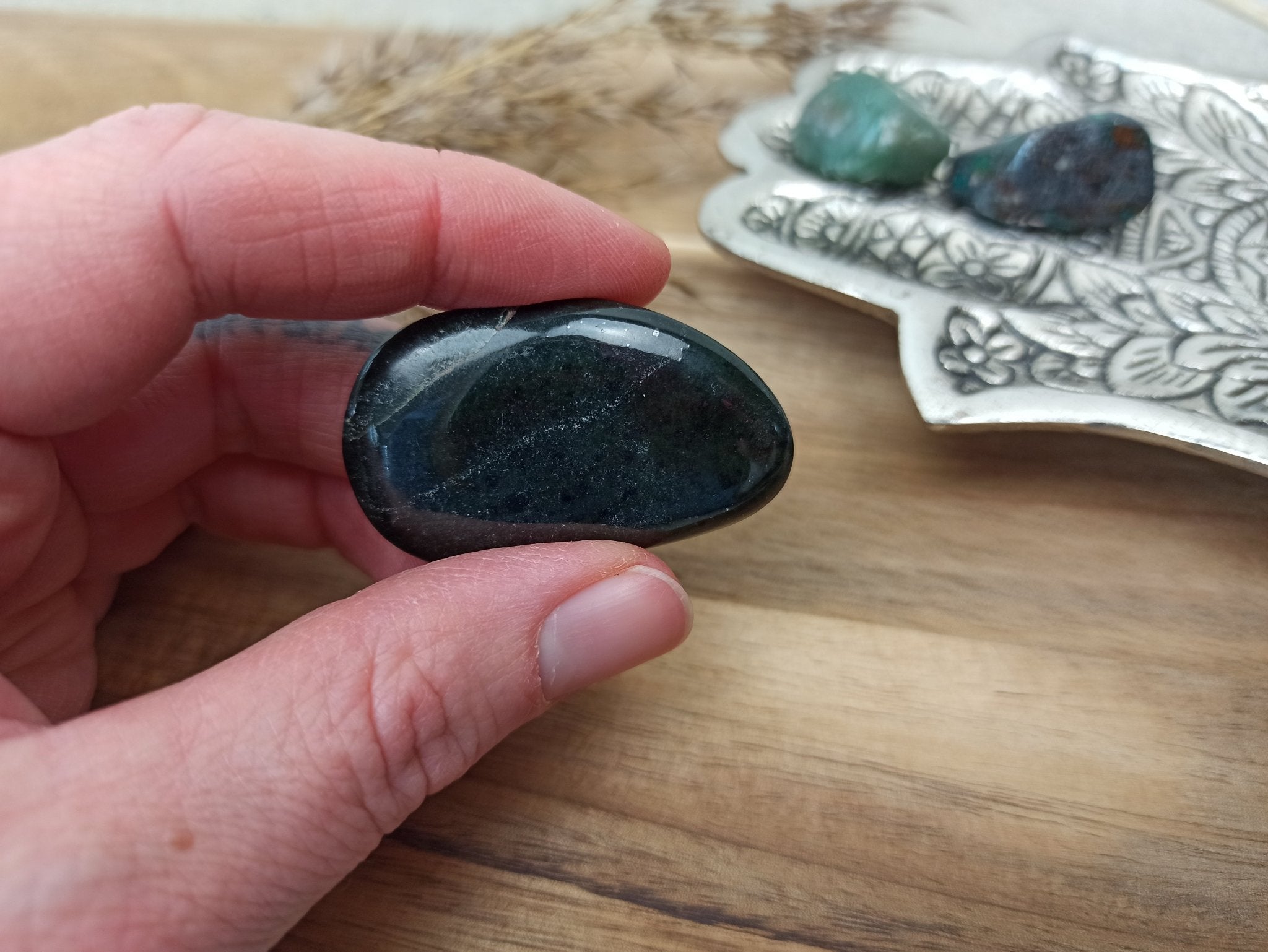 Aegirien handstenen – curated crystal by Marga Jacobs | rust, symboliek en intuïtieve zelfzorg