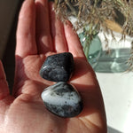 Almandien trommelstenen – curated crystal by Marga Jacobs | rust, symboliek en intuïtieve zelfzorg