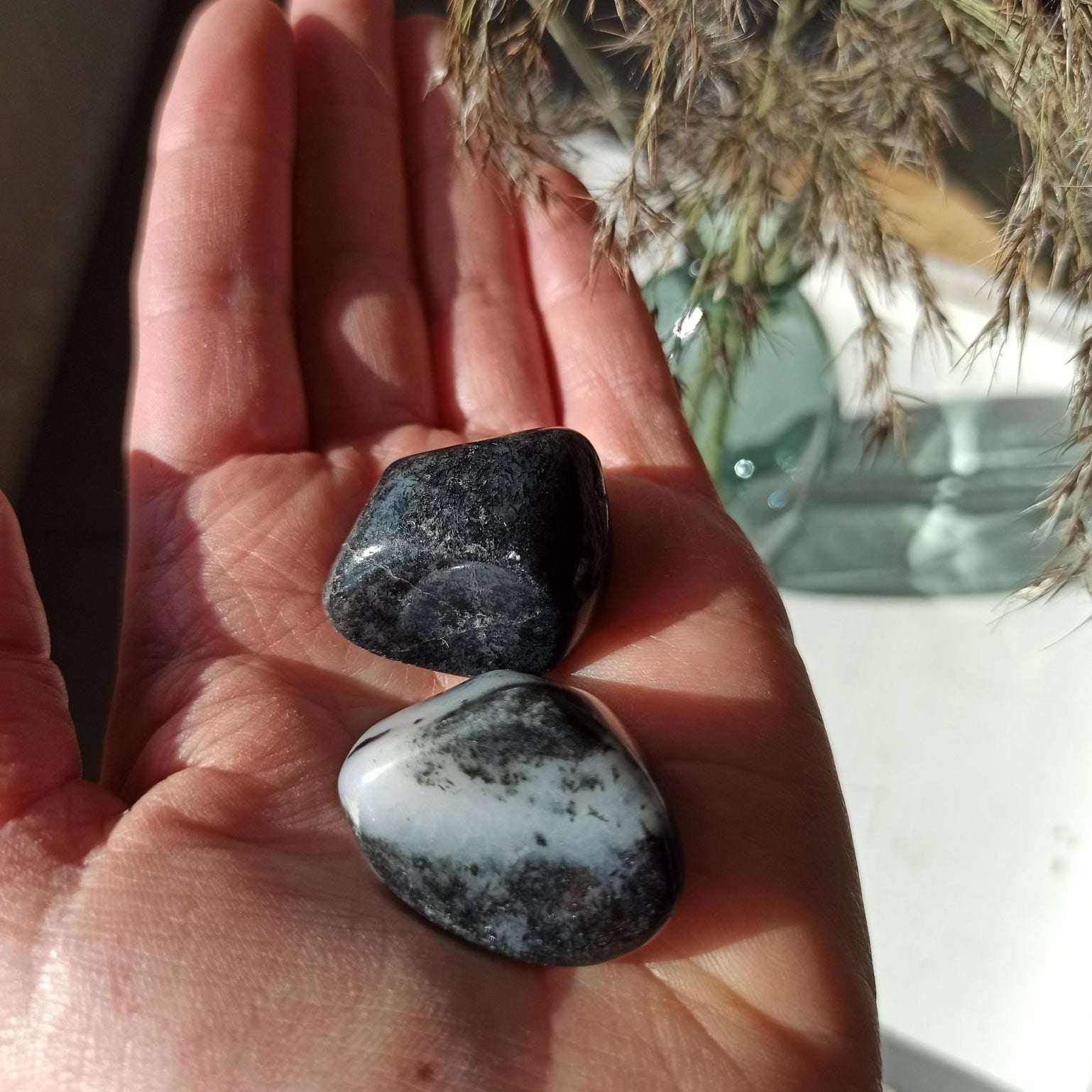 Almandien trommelstenen – curated crystal by Marga Jacobs | rust, symboliek en intuïtieve zelfzorg