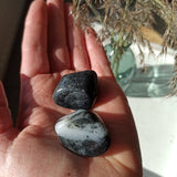 Almandien trommelstenen – curated crystal by Marga Jacobs | rust, symboliek en intuïtieve zelfzorg