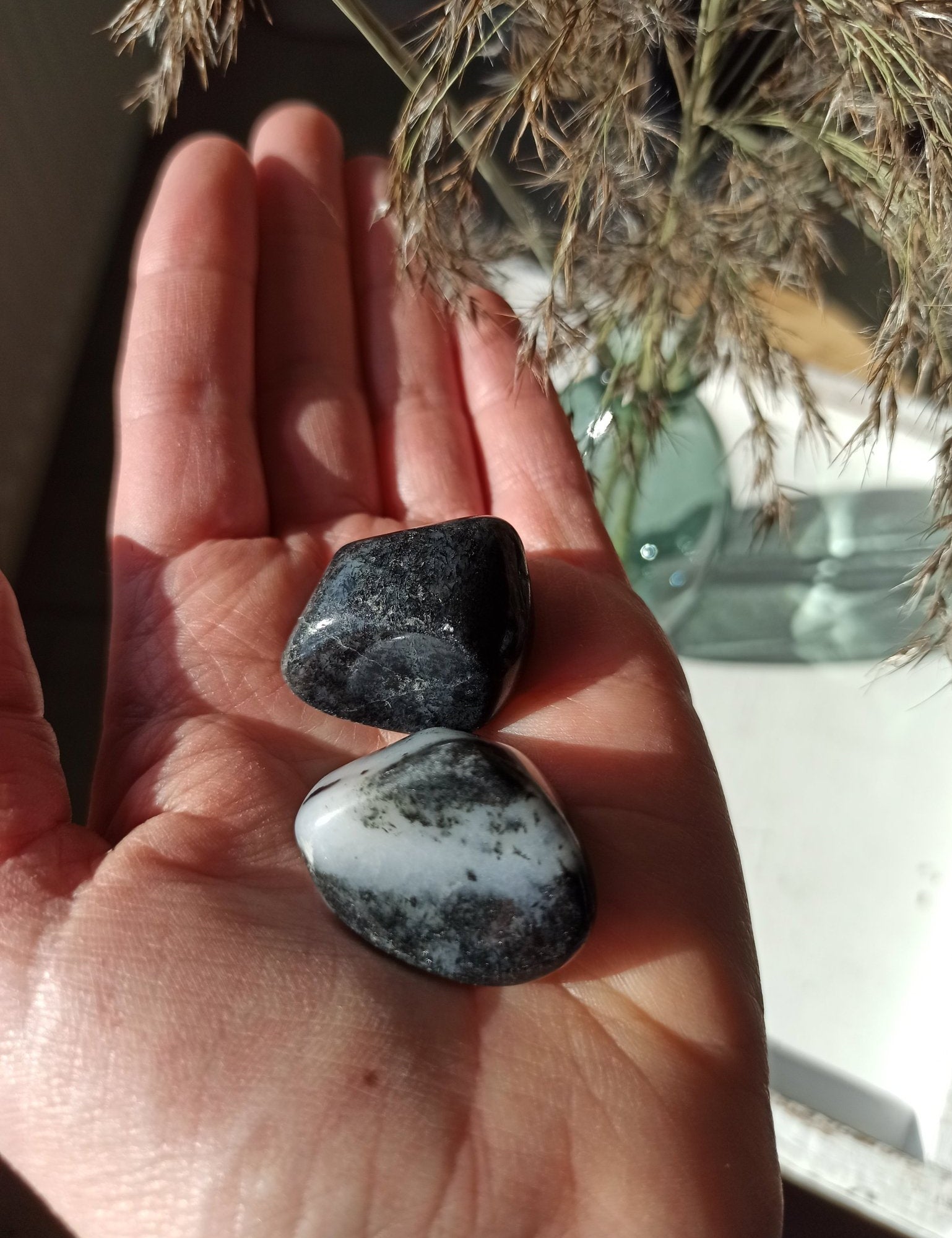 Almandien trommelstenen – curated crystal by Marga Jacobs | rust, symboliek en intuïtieve zelfzorg