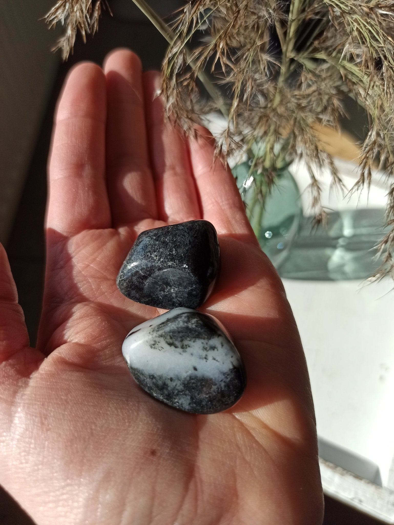 Almandien trommelstenen – curated crystal by Marga Jacobs | rust, symboliek en intuïtieve zelfzorg