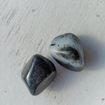 Almandien trommelstenen – curated crystal by Marga Jacobs | rust, symboliek en intuïtieve zelfzorg