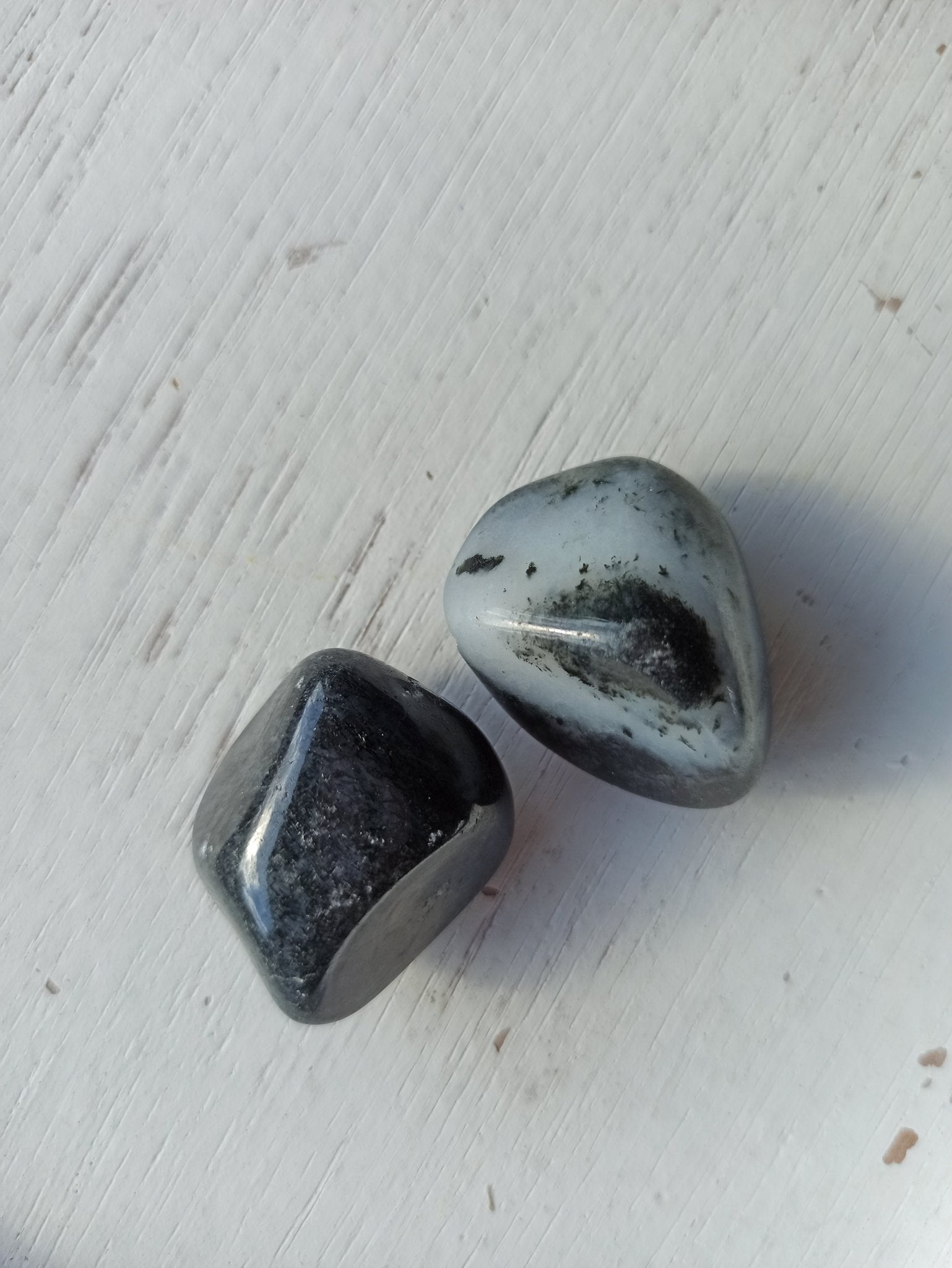 Almandien trommelstenen – curated crystal by Marga Jacobs | rust, symboliek en intuïtieve zelfzorg