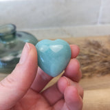 Amazoniet hart | 3 cm – curated crystal by Marga Jacobs | rust, symboliek en intuïtieve zelfzorg