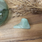 Amazoniet trommelstenen – curated crystal by Marga Jacobs | rust, symboliek en intuïtieve zelfzorg