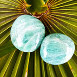 Amazoniet trommelstenen – curated crystal by Marga Jacobs | rust, symboliek en intuïtieve zelfzorg