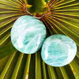 Amazoniet trommelstenen – curated crystal by Marga Jacobs | rust, symboliek en intuïtieve zelfzorg