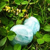 Amazoniet trommelstenen – curated crystal by Marga Jacobs | rust, symboliek en intuïtieve zelfzorg