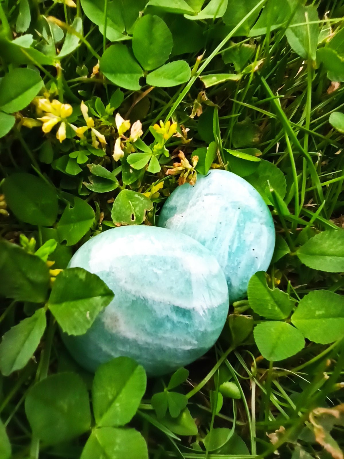 Amazoniet trommelstenen – curated crystal by Marga Jacobs | rust, symboliek en intuïtieve zelfzorg