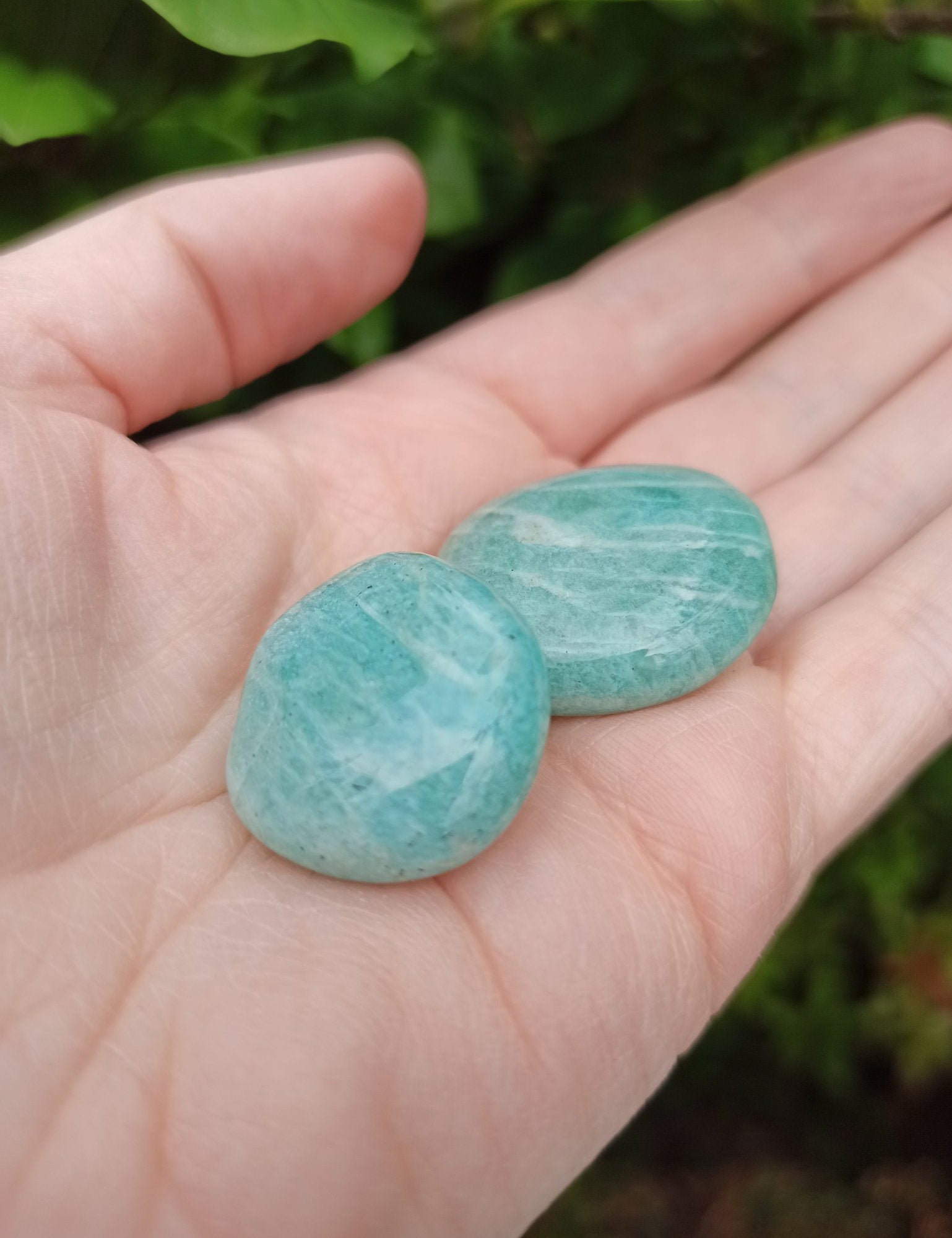 Amazoniet trommelstenen – curated crystal by Marga Jacobs | rust, symboliek en intuïtieve zelfzorg