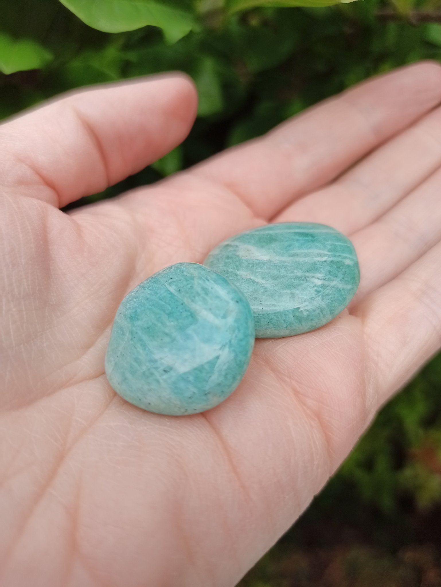 Amazoniet trommelstenen – curated crystal by Marga Jacobs | rust, symboliek en intuïtieve zelfzorg