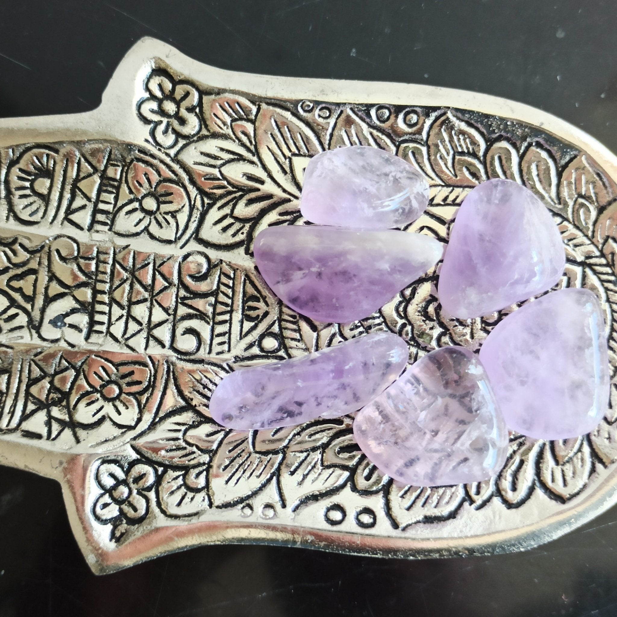 Amethist Brazilië trommelstenen – curated crystal by Marga Jacobs | rust, symboliek en intuïtieve zelfzorg