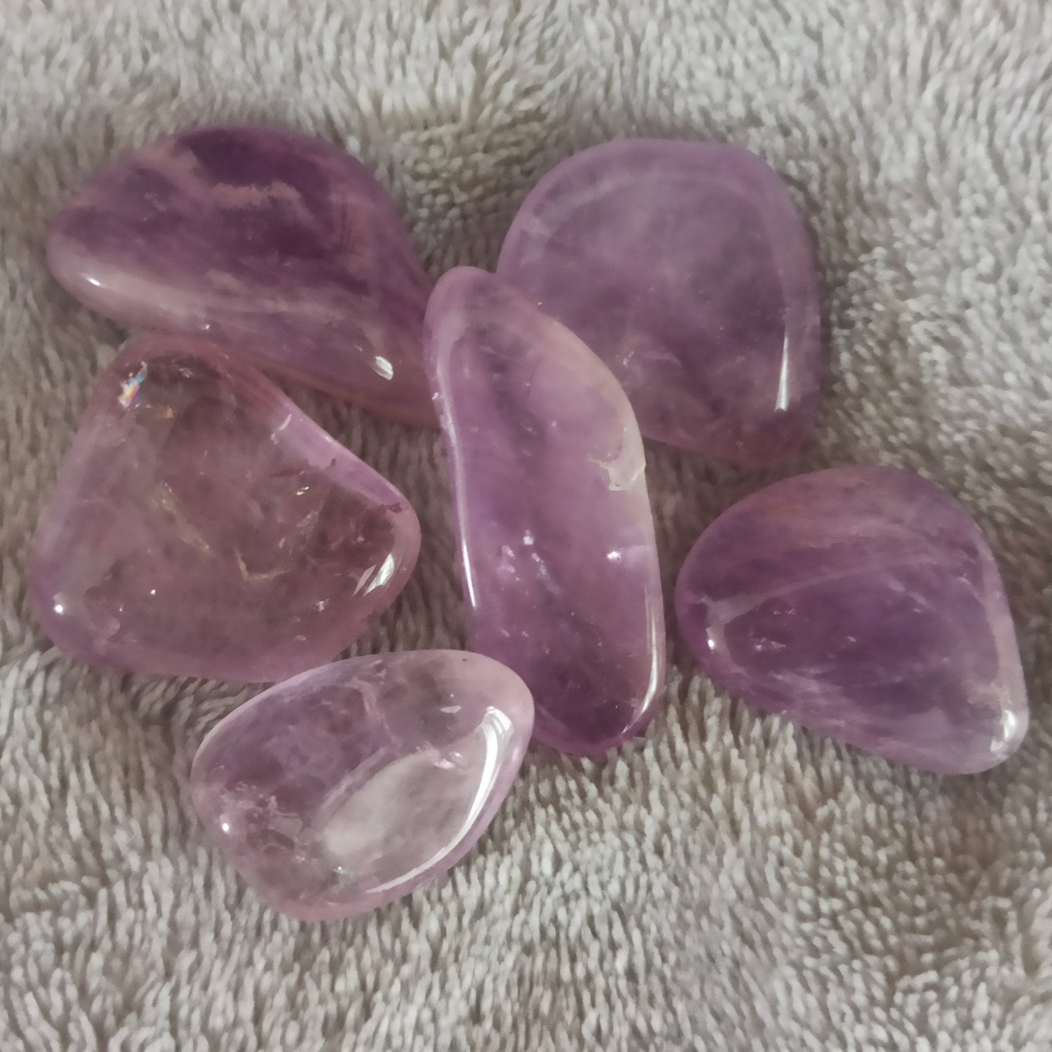 Amethist Brazilië trommelstenen – curated crystal by Marga Jacobs | rust, symboliek en intuïtieve zelfzorg