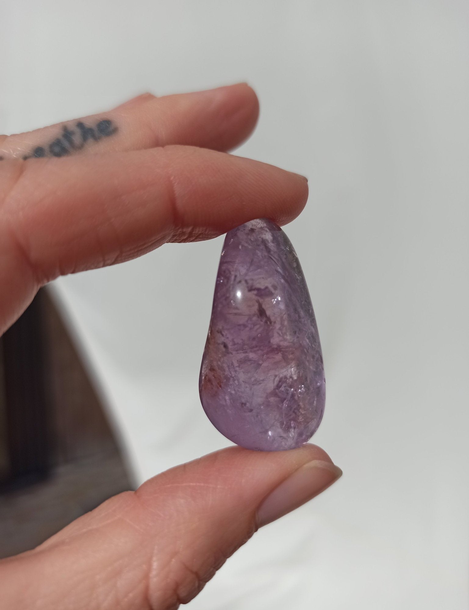Amethist Brazilië trommelstenen – curated crystal by Marga Jacobs | rust, symboliek en intuïtieve zelfzorg