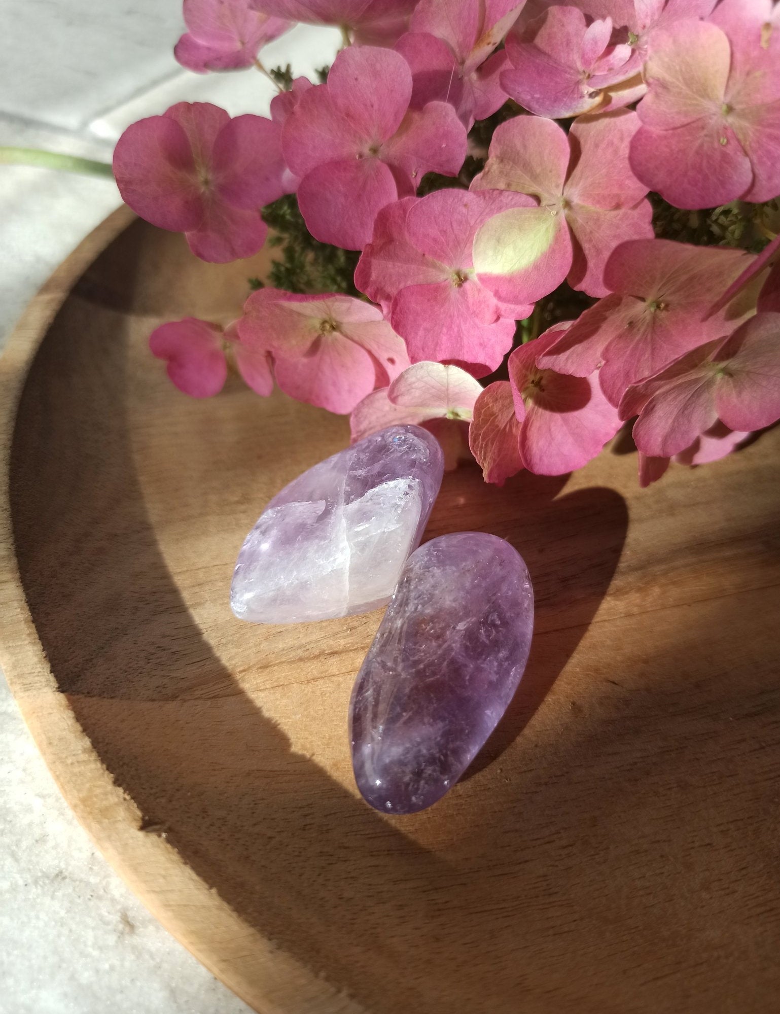 Amethist Brazilië trommelstenen – curated crystal by Marga Jacobs | rust, symboliek en intuïtieve zelfzorg