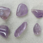 Amethist Brazilië trommelstenen – curated crystal by Marga Jacobs | rust, symboliek en intuïtieve zelfzorg