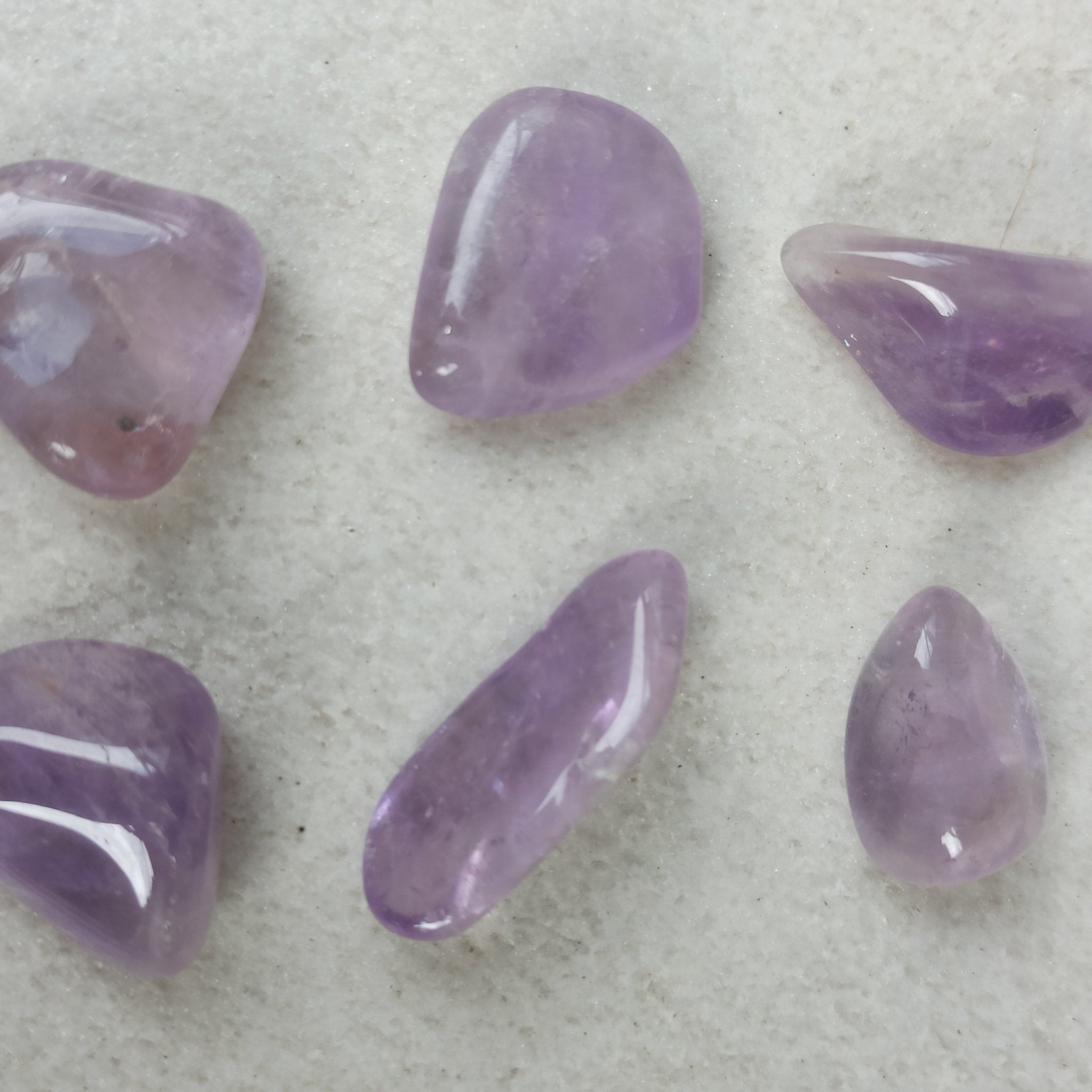 Amethist Brazilië trommelstenen – curated crystal by Marga Jacobs | rust, symboliek en intuïtieve zelfzorg