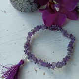 Amethist edelsteen armband split met flosje – curated crystal by Marga Jacobs | rust, symboliek en intuïtieve zelfzorg