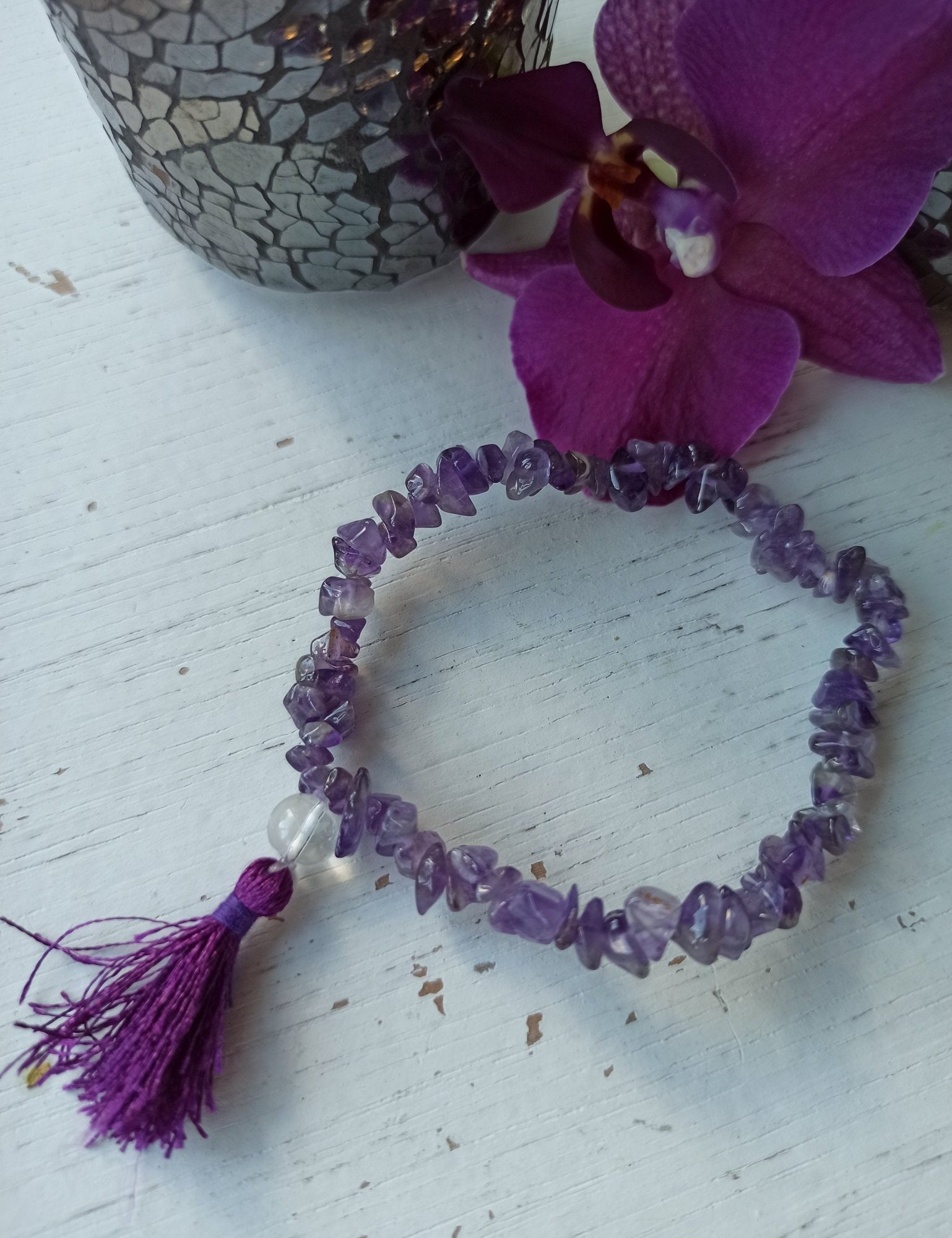 Amethist edelsteen armband split met flosje – curated crystal by Marga Jacobs | rust, symboliek en intuïtieve zelfzorg