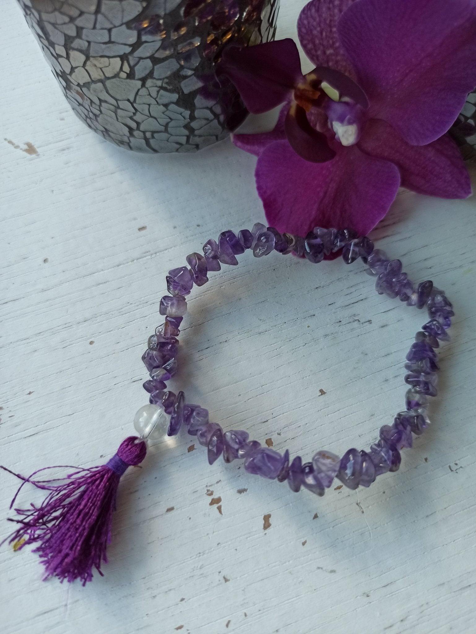 Amethist edelsteen armband split met flosje – curated crystal by Marga Jacobs | rust, symboliek en intuïtieve zelfzorg