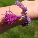 Amethist edelsteen armband split met flosje – curated crystal by Marga Jacobs | rust, symboliek en intuïtieve zelfzorg