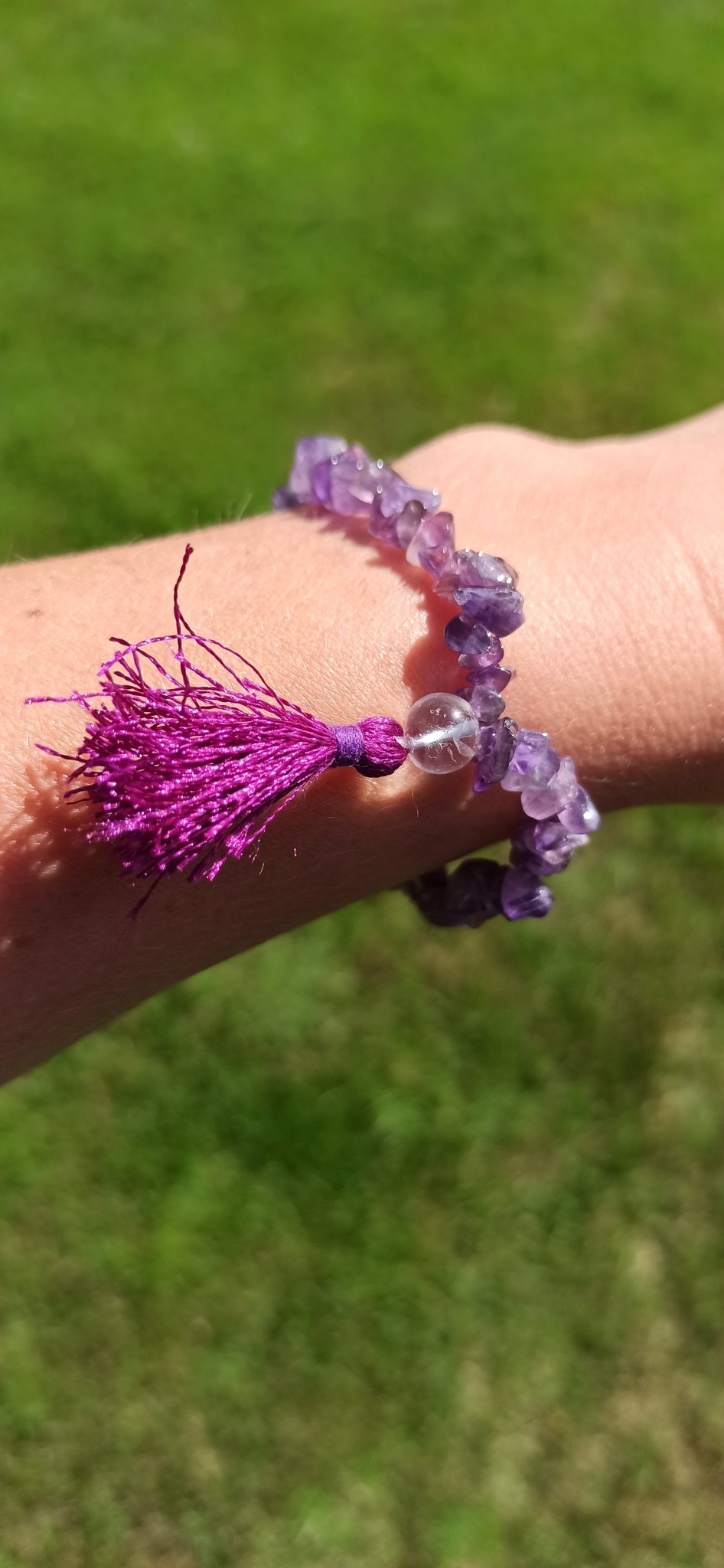 Amethist edelsteen armband split met flosje – curated crystal by Marga Jacobs | rust, symboliek en intuïtieve zelfzorg