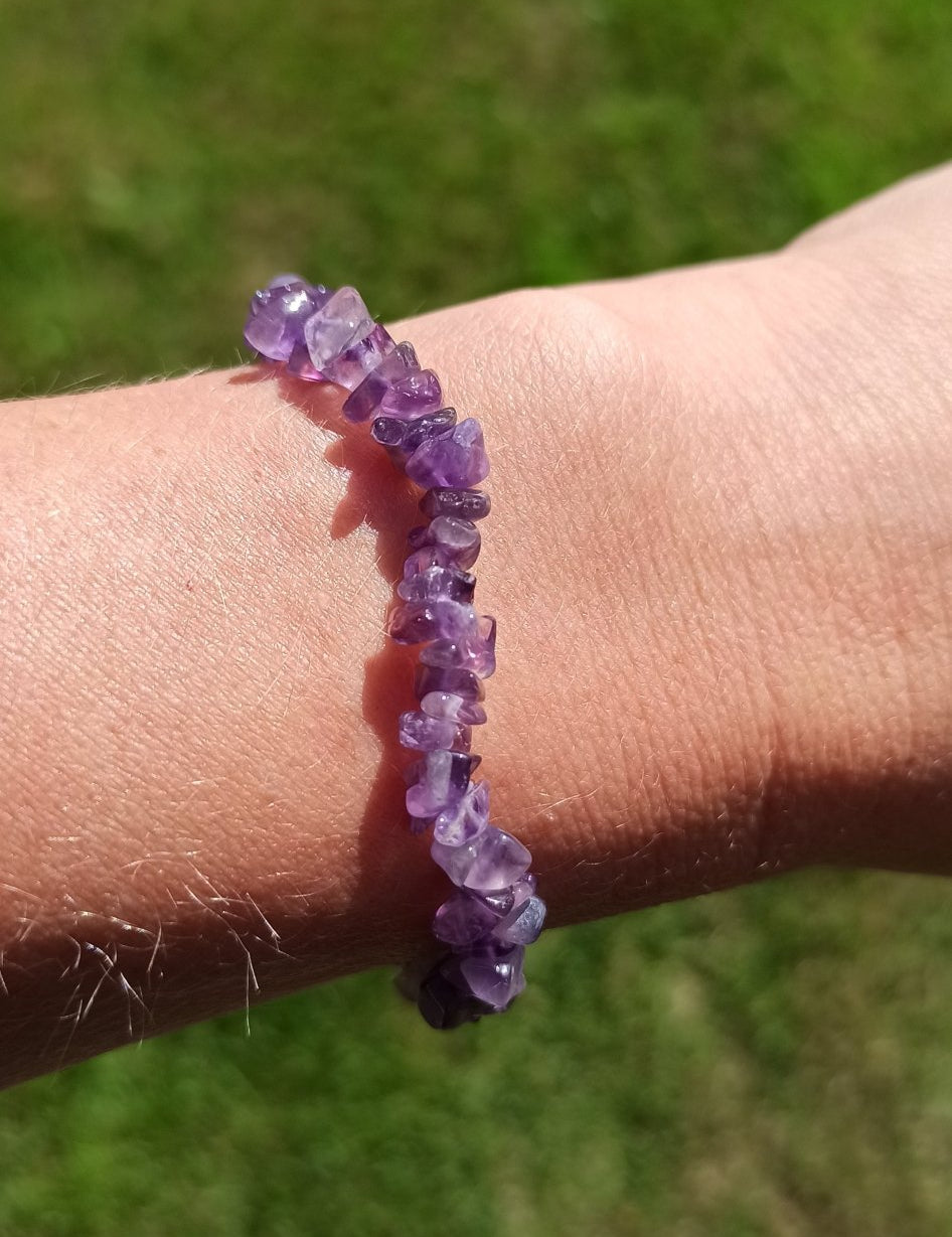 Amethist edelsteen armband split met flosje – curated crystal by Marga Jacobs | rust, symboliek en intuïtieve zelfzorg