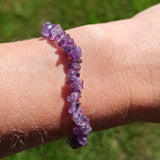 Amethist edelsteen armband split met flosje – curated crystal by Marga Jacobs | rust, symboliek en intuïtieve zelfzorg