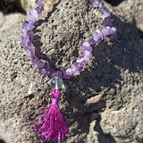 Amethist edelsteen armband split met flosje – curated crystal by Marga Jacobs | rust, symboliek en intuïtieve zelfzorg