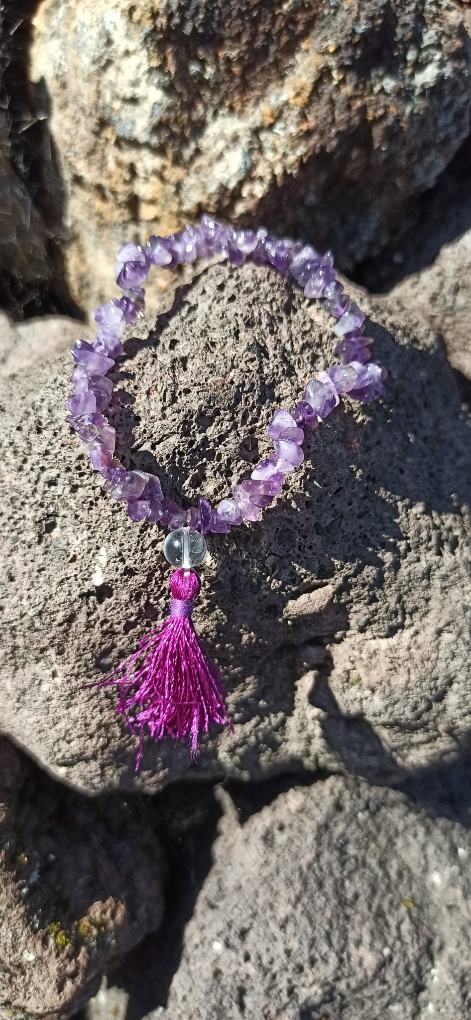 Amethist edelsteen armband split met flosje – curated crystal by Marga Jacobs | rust, symboliek en intuïtieve zelfzorg