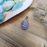 Amethist edelsteen hanger druppel | 25 mm – curated crystal by Marga Jacobs | rust, symboliek en intuïtieve zelfzorg