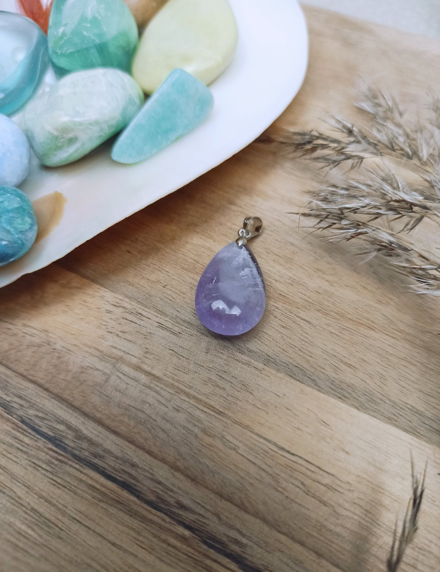 Amethist edelsteen hanger druppel | 25 mm – curated crystal by Marga Jacobs | rust, symboliek en intuïtieve zelfzorg