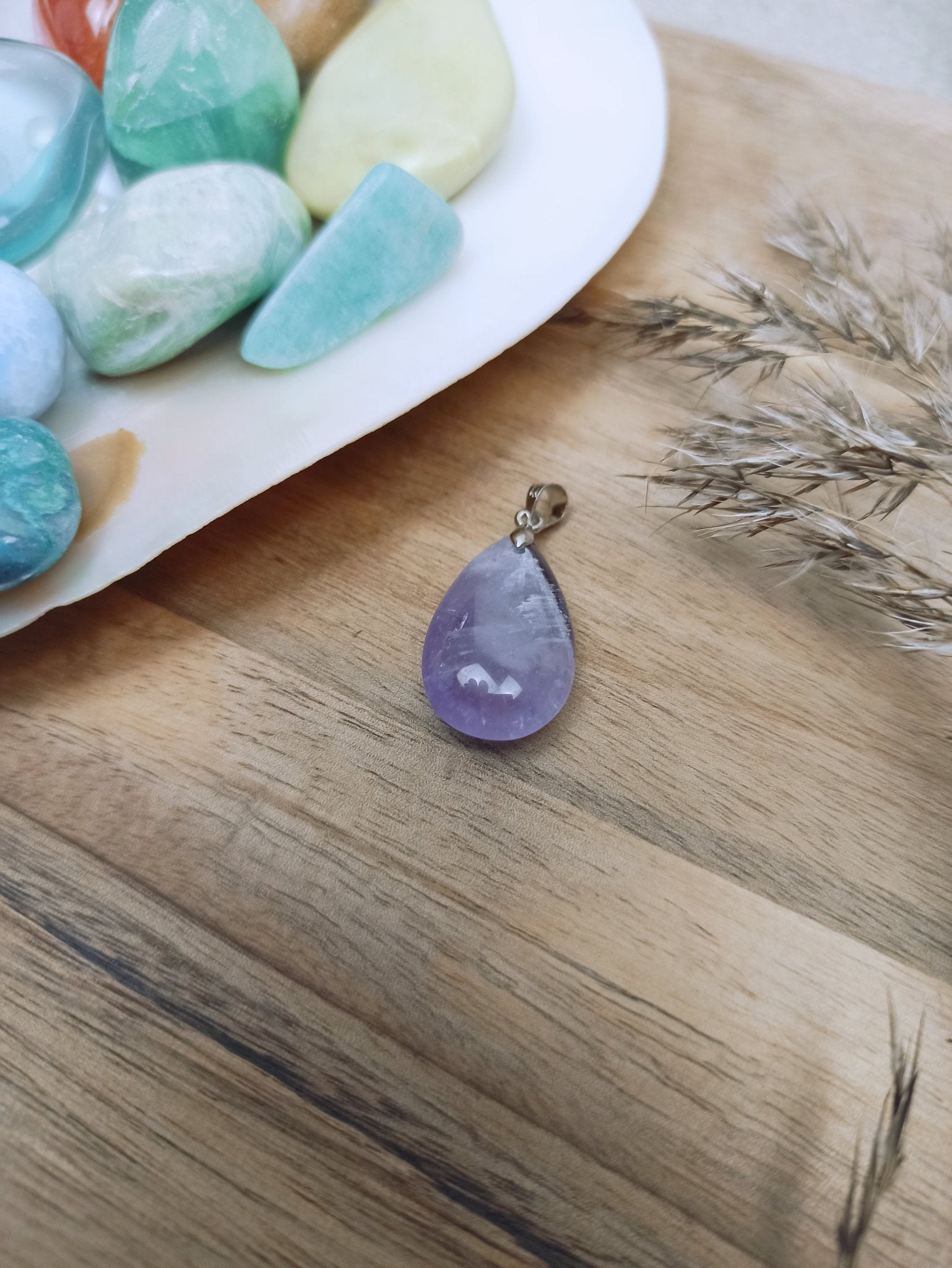 Amethist edelsteen hanger druppel | 25 mm – curated crystal by Marga Jacobs | rust, symboliek en intuïtieve zelfzorg