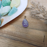 Amethist edelsteen hanger druppel | 25 mm – curated crystal by Marga Jacobs | rust, symboliek en intuïtieve zelfzorg