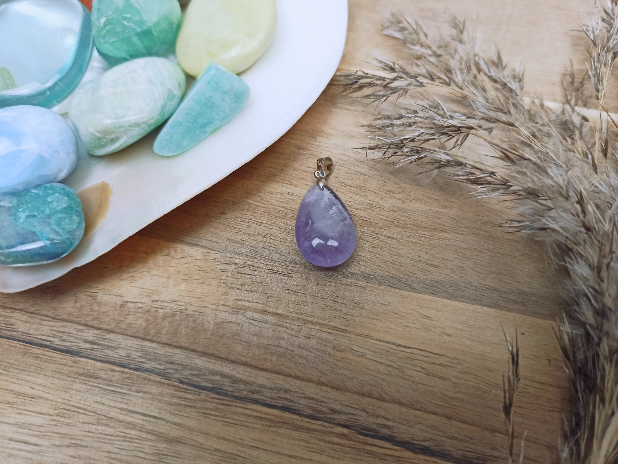 Amethist edelsteen hanger druppel | 25 mm – curated crystal by Marga Jacobs | rust, symboliek en intuïtieve zelfzorg