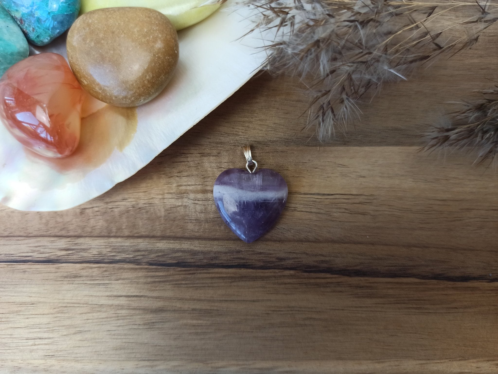 Amethist edelsteen hanger hart | 20 mm – curated crystal by Marga Jacobs | rust, symboliek en intuïtieve zelfzorg